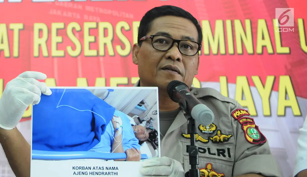 Kabid Humas Polda Metro Jaya Kombes Pol Argo Yuwono menunjukan foto driver ojek online sekaligus korban saat rilis pengungkapan kasus penjambretan di Polda Metro Jaya, Jakarta, Senin (8/4). (Liputan6.com/Herman Zakharia)