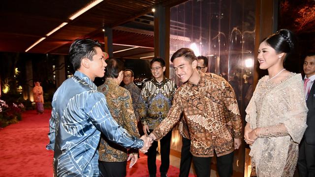 Potret Pangeran Mateen yang Tampil Keren dalam Balutan Batik Warna Biru dan Xavier Trudeau yang Tak Kalah Kece Saat Mendampingi Ayah Mereka di Gala Dinner KTT ASEAN 2023 (Foto: Laily Rachev - Biro Pers Sekretariat Presiden)