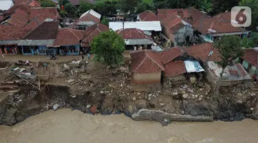 Suasana dari ketinggian tanah longsor akibat bencana banjir di Desa Kalong Sawah Kecamatan Jasinga, Kabupaten Bogor, Sabtu (4/1/2020). Tiga BUMN PT Askrindo, PT. Bank Mandiri, Perum Perhutani dibantu Yalisa membentuk tim yang difokuskan mendorong logistik dan obat-obatan. (Liputan6.com/HO/Iqbal)