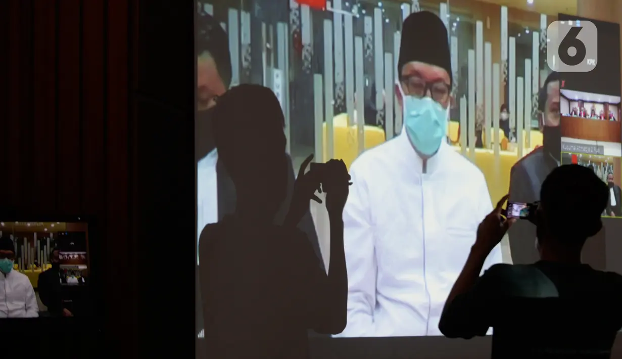 Layar menampilkan sidang putusan dari terdakwa mantan Menteri Pemuda dan Olahraga Imam Nahrawi dalam sidang secara online di gedung KPK, Jakarta, Senin (29/6/2020). Imam Nahrawi dijatuhi vonis 7 tahun penjara dan denda Rp400 juta subsider 3 bulan kurungan. (merdeka.com/Dwi Narwoko)