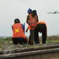 Pekerja sedang menyelesaikan proyek pembangunan perlintasan kereta api Jurusan Tangerang-Bandara Soeta, Jakarta, Rabu (20/1/2016). Proyek tersebut dikabarkan memakan biaya hingga Rp.2,7 T (Liputan6.com/Faisal R Syam)