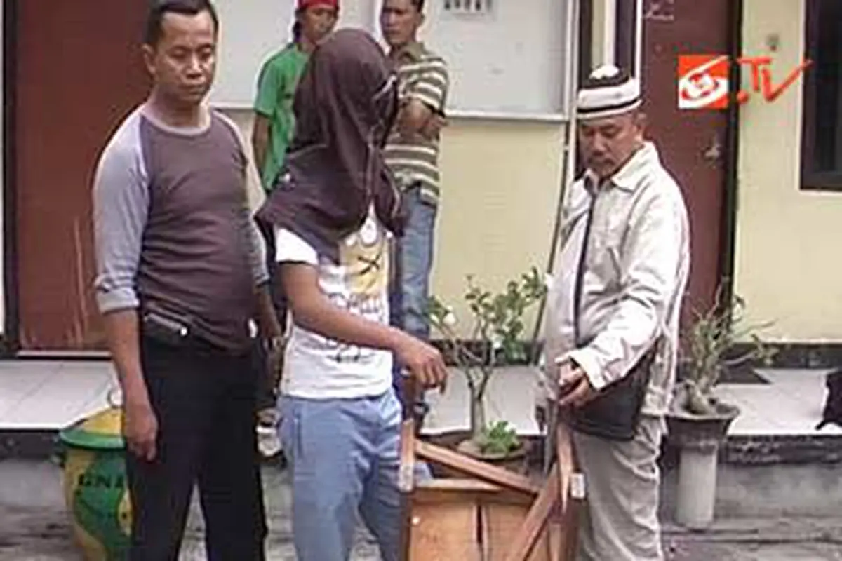 120601aguru-dianiaya.jpg