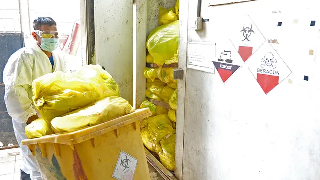 Proses Pembakaran Limbah Medis di RSCM