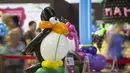 Sebuah balon berbentuk burung yang ada di acara International Festival of Air Balloons Design, Almaty, Kazakhstan, 9 Juli 2015. Karya seni yang ditampilkan di acara tersebut seluruhnya terbuat dari balon. (REUTERS/Shamil Zhumatov)