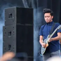 Naik panggung selepas hujan, penampilan Ezra Mandira dan kawan-kawan langsung membuat suasana arena outdoor Bintaro Xchange tiba-tiba menjadi romantis. (Adrian Putra/Bintang.com)