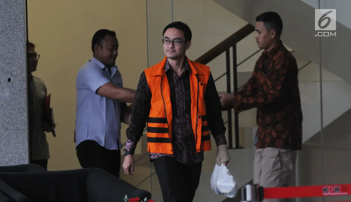 Gubernur Jambi nonaktif Zumi Zola Zulkifli usai menjalani pemeriksaan lanjutan di gedung KPK, Jakarta, Rabu (4/7). Zumi Zola diperiksa sebagai tersangka terkait dugaan suap pengesahan R-APBD Pemprov Jambi 2018. (Merdeka.com/Dwi Narwoko)