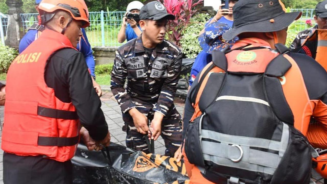 FOTO: Lanal Denpasar Evakuasi Korban Banjir Waduk Muara Nusa Dua, Lima Warga Tewas