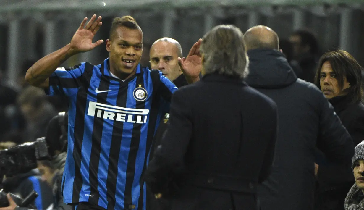 Pemain Inter Milan, Jonathan Biabiany(kiri) merayakan gol bersama pelatih Inter Milan,  Roberto Mancini  pada lanjutan liga Italia Serie A, Inter Milan vs Frosinone di Stadion  San Siro, Milan, Senin (23/11/2015) dini hari WIB. (AFP Photo/Olivier Morin)