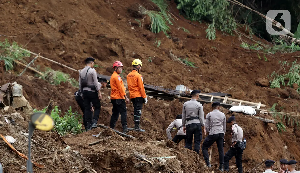Tim SAR gabungan melakukan pencarian korban gempa Cianjur di jalur kawasan Cugenang yang longsor, Kabupaten Cianjur, Jawa Barat, Selasa (22/11/2022). Kawasan Cugenang merupakan daerah paling parah terdampak atas gempa yang mengguncang Cianjur dan sekitarnya. (Liputan6.com/Helmi Fithriansyah)
