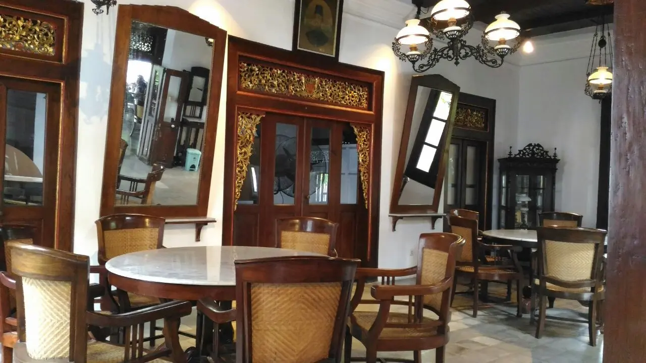 Rumah tenggelam milik seorang mister Keraton Surakarta itu berusia nyaris sezaman dengan Perang Diponegoro, yakni berdiri pada 1824. (Liputan6.com/Dinny Mutiah)