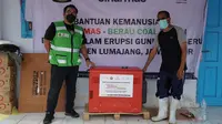 Tim Sinar Mas Berau Coal Peduli bersama mitra kerja Amazon Web Services dan PT Central Data Technology salurkan bantuan sosial untuk korban erupsi Gunung Semeru di Lumajang.