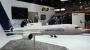Model tampilan pesawat A350-1000 terlihat pada booth Airbus saat Singapore Airshow 2022 di Singapura, Selasa (15/2/2022). Singapore Airshow 2022 dimulai pada hari ini hingga 18 Februari. (ROSLAN RAHMAN/AFP)