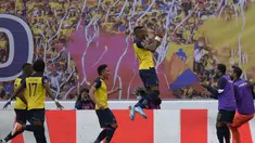 Pemain Ekuador Michael Estrada (tengah) merayakan bersama rekan satu timnya usai mencetak gol ke gawang Uruguay pada pertandingan kualifikasi Piala Dunia 2022 di Stadion Casa Blanca, Quito, Ekuador, Selasa (13/10/2020). Pertandingan dimenangkan Ekuador dengan skor 4-2. (Rodrigo Buendia/Pool via AP)