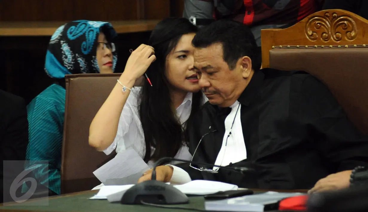 Terdakwa kasus dugaan pembunuhan Wayan Mirna Salihin, Jessica Kumala Wongso (tengah) berbincang dengan tim kuasa hukumnya saat jeda pembacaan nota replik JPU pada sidang lanjutan di PN Jakarta Pusat, Senin (17/10). (Liputan6.com/Helmi Fithriansyah)