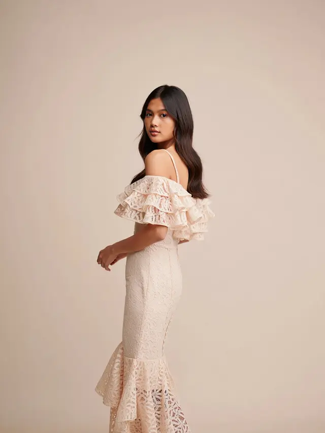 Dress Brokat dengan Aksen Ruffle