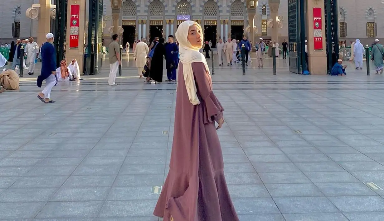 Tahun 2022 merupakan tahun pertama Dinda Kirana jalani ibadah umrah. Tampil beda dan tertutup pakai gamis dan hijab, penampilan artis dengan nama lengkap Dinda Kirana Sukmawati ini bikin adem. Bersyukur atas kesempatan berkunjung ke Tanah Suci untuk jalani ibadah umrah, Dinda Kirana doakan para pengikut Instagramnya agar bisa berkunjung ke Tanah Suci. (Liputan6.com/IG/@dindakirana.s)