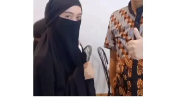 6 Potret Terbaru Lesti Kejora Tersenyum Saat Umrah, Tak Bersedih Lagi