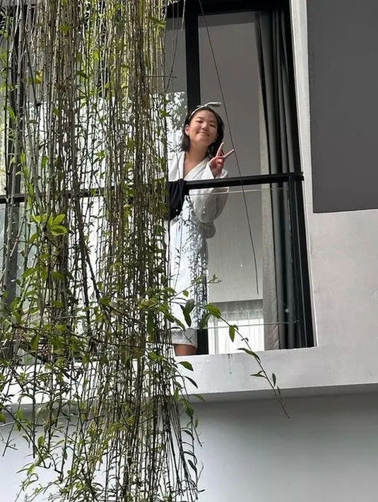 Keluarga ini pun makin melokal dengan berbagai aktivitas layaknya warga Indonesia. Naik ojek online hingga sekolah lokal sudah mereka lakoni. [Instagram.com/yoonj.lee]