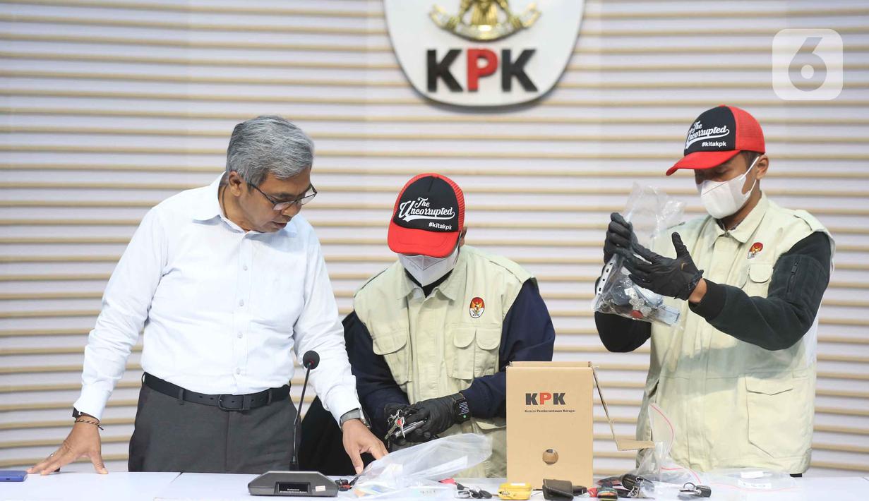 Ketua Komisi Pemberantasan Korupsi (KPK), Setyo Budiyanto (kiri) berbincang dengan petugas nan memperlihatkan peralatan bukti Operasi Tangkap Tangan (OTT) di Kantor Imigrasi Jakarta Barat, Gedung Merah Putih KPK, Jakarta, Kamis (4/6/2026). (Liputan6.com/Helmi Fithriansyah)