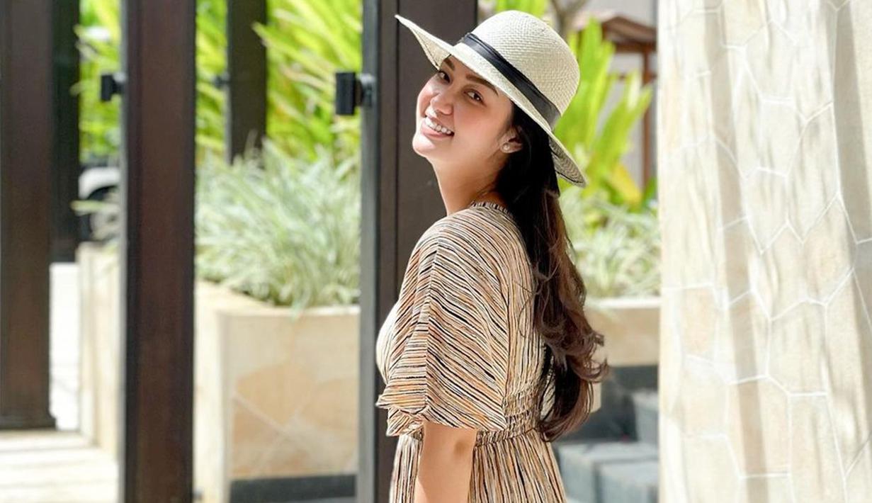 Awali karier di usia remaja dan kini sudah beranjak dewasa, Shaura Nabilla tentunya makin memesona. Selain aktif wara wiri di dunia seni peran, artis yang juga eksis di dunia FTV ini aktif di media sosial. Melalui laman Instagram pribadinya, Shaura Nabilla kerap unggah potret dan sederet aktivitas yang dilakukannya. (Liputan6.com/IG@shaura.nabilla)