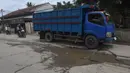Kerusakan terjadi akibat seringnya kendaraan berat pengangkut material melewati jalan tersebut. (merdeka.com/Arie Basuki)