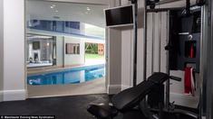 Rumah Di Maria dilengkapi alat olahraga yang lengkap.