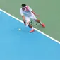 Gaya David Agung Susanto mengembalikan bola kearah petenis Filipina pada Piala Davis 2018 grup dua Asia/Oceania di Senayan, Jakarta, Sabtu (4/2/2018). Alberto menang 6-3, 6-4. (Bola.com/Nick Hanoatubun)