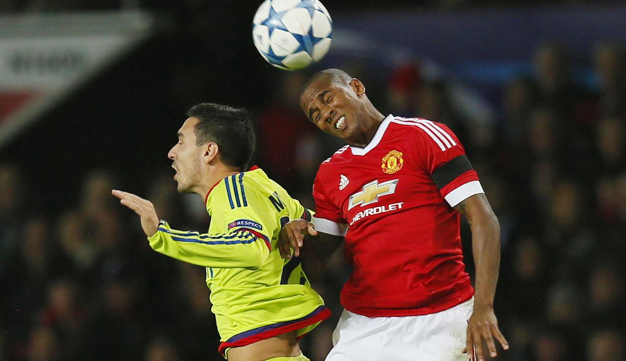 Pemain Manchester United Ashley Young  berebut bola dengan pemain CSKA Moscow Georgi Milanov pada lanjutan Liga Champion Grup B di Stadion Old Trafford, Manchester, Inggris , Rabu(4/11/2015) dini hari. (Action Images via Reuters / Jason Cairnduff)