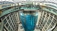 AquaDom sebelum pecah di Hotel Radisson Berlin, Jerman (Sumber: Facebook/AquaDom)