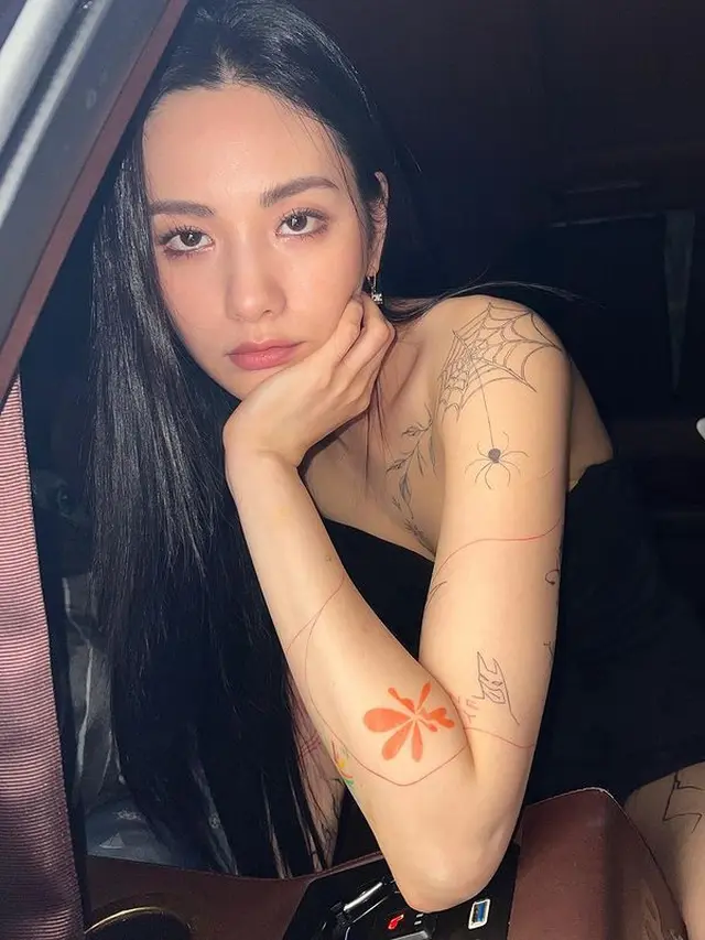 Gaya Fearless Nana ex After School dengan Penuh Tato, Warganet Sebut Mirip Jisoo BLACKPINK