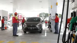 Petugas SPBU Shell mengisi bahan bakar mobil di kawasan bisnis Soewarna, Bandara Soetta, Tangerang, Banten, Kamis (19/4). Shell menambah SPBU di kawasan Bandara Soetta untuk memenuhi kebutuhan bahan bakar berkualitas.(Liputan6.com/Angga Yuniar)