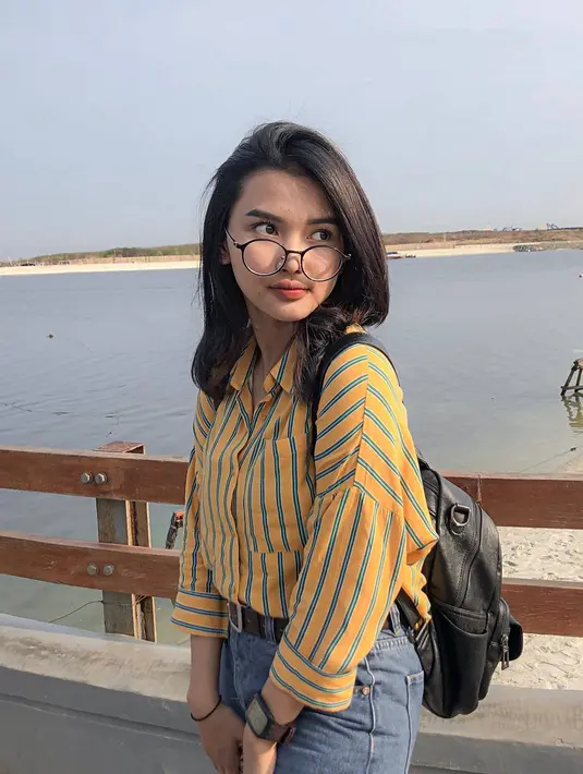 Tampil dengan busana kasual saat liburan ke pantai, penampilannya yang stylish ini menuai banyak pujian. Penyanyi muda ini pun memang sudah banyak menghiasi layar kaca hingga film dengan perannya yang cukup penting. (Liputan6.com/IG/@shakirajsmn)