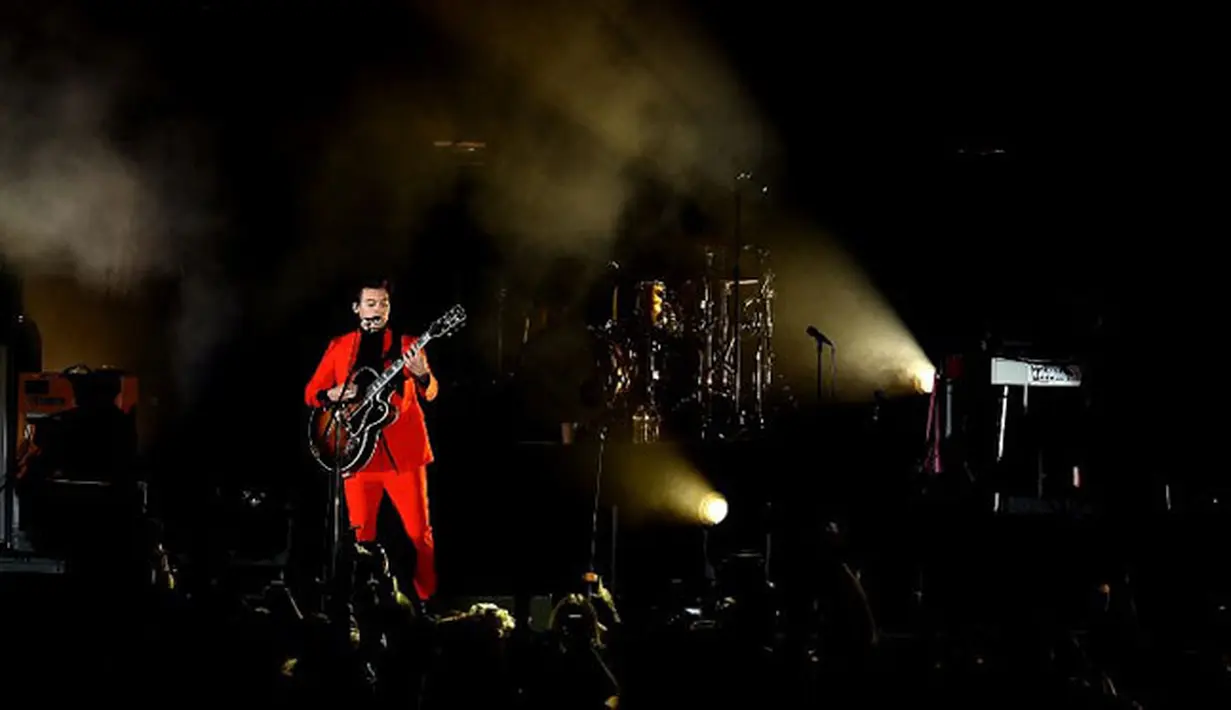 Saat berada di atas panggung, Harry mengalami kejadian yang tidak mengenakan. Bisa dibilang ia mengalami pelecehan seksual yang dilakukan oleh salah satu penggemarnya saat itu. (AFP/Kevin Winter)