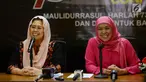 Ketua Umum PP Muslimat NU Khofifah Indar Parawansa (kanan) didampingi Ketua Panitia Harlah Muslimat NU Yenny Wahid menyampaikan paparannya jelang Harlah ke-73 Tahun Muslimat NU, Jakarta, Jumat (25/1). (Merdeka.com/Imam Buhori)