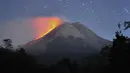 Gunung Merapi, gunung berapi paling aktif di Indonesia, memuntahkan abu dan lava seperti yang terlihat dari Sleman di Yogyakarta pada Rabu dini hari (11/8/2021). Perlu diketahui hingga saat ini, BPPTKG masih menetapkan status Gunung Merapi pada Siaga (Level III). (Daffa Ramya Kanzuddin/AFP)
