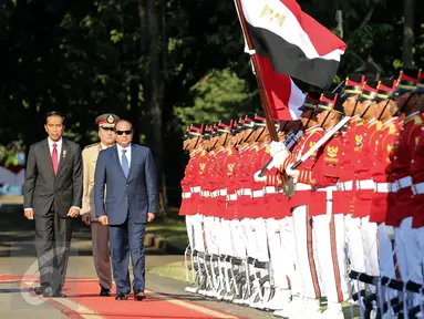 Kedatangan Presiden Mesir Abdel Fattah Al Sisi disambut dengan upacara kenegaraan saat tiba di Istana Merdeka, Jakarta, Jumat (4/9/2015). Kunjungan Al Sisi untuk mengadakan kerjasama ekonomi dengan Indonesia. (Liputan6.com/Faizal Fanani)