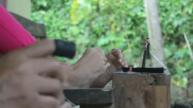 Kisah Kuswati, Sang Penenun Bulu Mata dengan Jari Kaki
