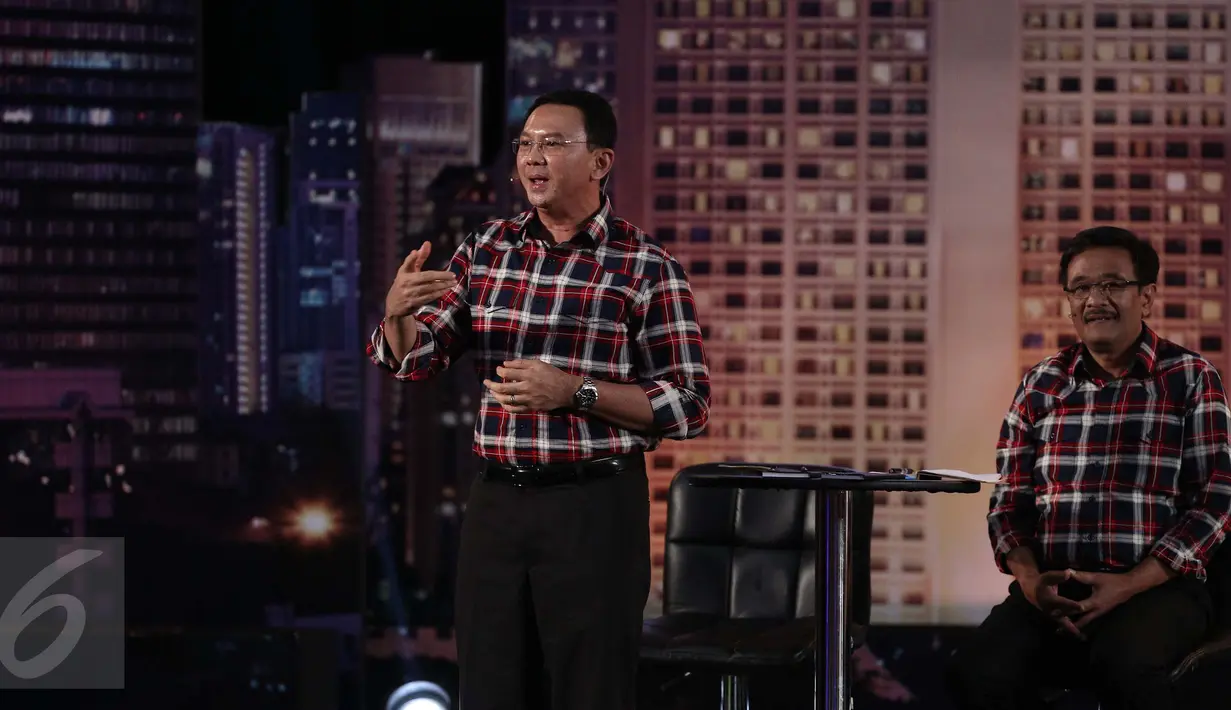 Ekspresi Basuki T Purnama (Ahok) saat memaparkan visi misi pada debat perdana Cagub DKI Jakarta di Bidakara, Jakarta, Jumat (13/1). Ahok akan atasi kemiskinan tanpa bantuan tunai. (Liputan6.com/Faizal Fanani)