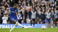 Gelandang Chelsea, Raheem Sterling gagal memaksimalkan eksekusi penalti menjadi gol ke gawang Leicester City pada laga perempatfinal Piala FA 2023/2024 di Stamford Bridge, London, Minggu (17/3/2024). (AP Photo/Dave Shopland)