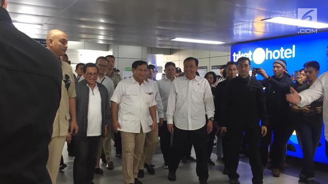 Ketua Umum Gerindra Prabowo Subianto tiba di Stasiun MRT Lebak Bulus, Jakarta, Sabtu (13/7/2019). Prabowo datang sekitar pukul 09.51 WIB. (Liputan6.com/Lizsa Egehem)