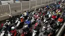 Kepadatan sepeda motor memenuhi sebuah jembatan pada jam sibuk pagi hari di Taipei, Taiwan, Senin (14/3/2016). Di Taipei, orang lebih banyak memilih naik motor untuk mengejar waktu atau bisa dengan mudah mampir ke beberapa tempat. (REUTERS/Tyrone Siu)