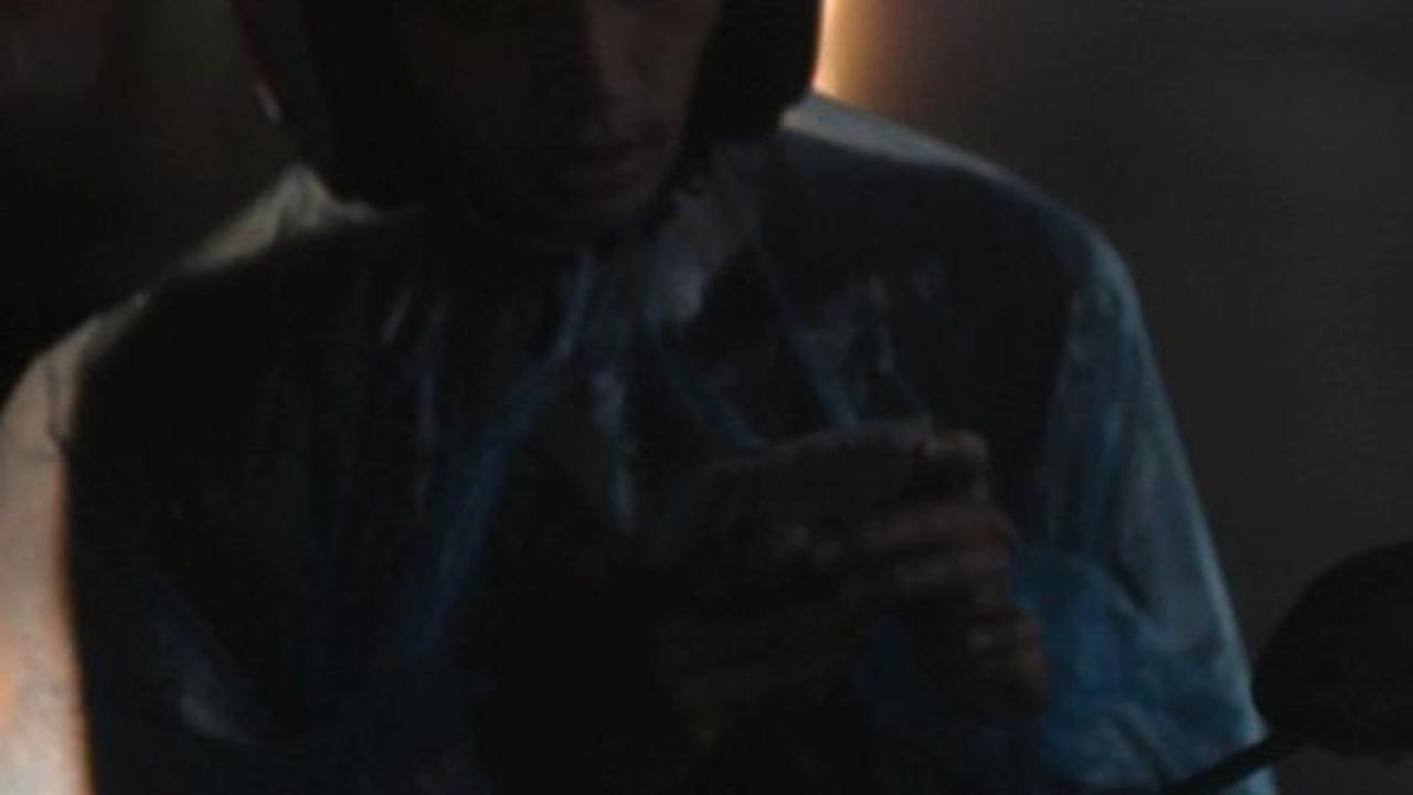 Seorang pengendara sepeda motor berteduh di kolong Halte Panglima Polim saat hujan dan angin kencang melanda Jakarta, Selasa (9/4/2024). Foto: merdeka.com / Imam Buhori