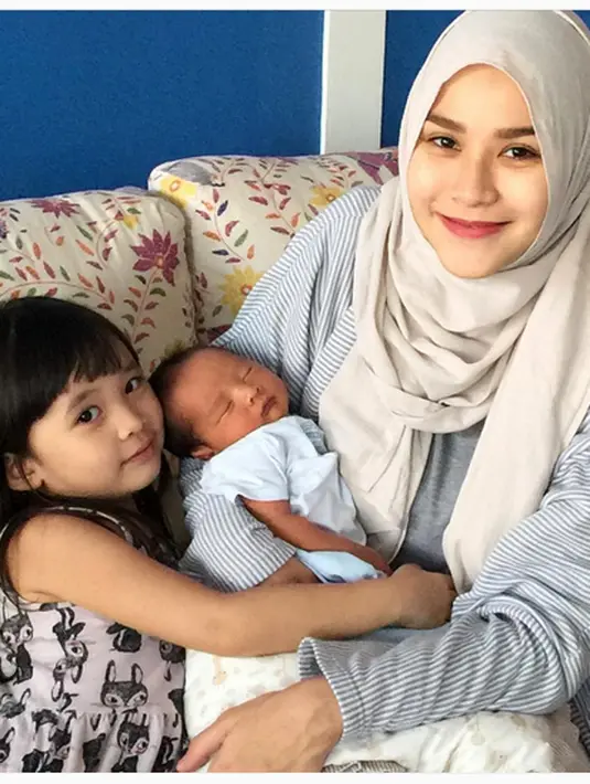 Senyum ceria Zaskia Adya Mecca bersama kedua buah hatinya. (Bintang.com/@zaskiadyamecca)
