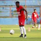 Striker PSM, Guy Junior, saat latihan di Stadion Andi Mattalatta Mattoangin, Makassar. (Bola.com/Abdi Satria)