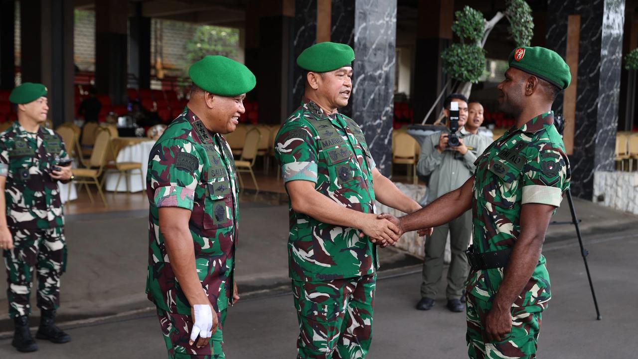 FOTO: Momen Hangat Kasad Maruli  Bersama Prajurit di Halal Bihalal Mabesad