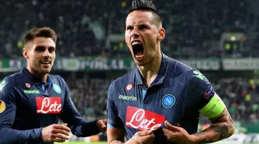 Hasil spektakuler didapat Napoli. Bertandang ke VfL Wolfsburg, pasukan Rafael benitez berhasil menang telak 4-1