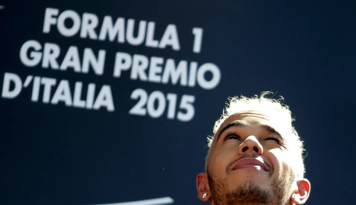 Ekspresi Lewis Hamilton setelah menjuarai F1GP Seri Italia di Sirkuit Monza, Minggu (6/9/2015). (Reuters/Max Rossi).