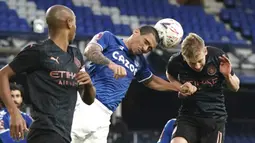 Gelandang Everton, Allan (kiri) berduel udara dengan gelandang Manchester City, Oleksandr Zinchenko dalam laga perempatfinal Piala FA 2020/2021 di Goodison Park, Liverpool, Sabtu (20/3/2021). Everton kalah 0-2 dari Manchester City. (AP/Jon Super/Pool)