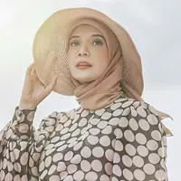Zaskia Sungkar kerap membagikan potret kekinian perihal penampilannya. Gaya anak muda melekat pada ibu satu anak itu. Tak ketinggalan topi berjenis straw hatch yang menjadi salah satu favorit topi besarnya. (Liputan6.com/IG/@zaskiasungkar15).