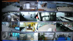 Layar menunjukkan tayangan langsung kamera CCTV di sejumlah Lapas di Control Room Kami Pasti di Gedung Kemenkumham, Jakarta, Jumat (30/10). Menkumham Yasonna meluncurkan ruang pengawasan yang bisa memantau situasi di 8 lapas. (Liputan6.com/Helmi Afandi)